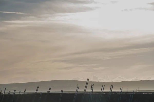 Échelles Silhouette Pointant Vers Ciel Avec Espace Copie Dessus — Photo