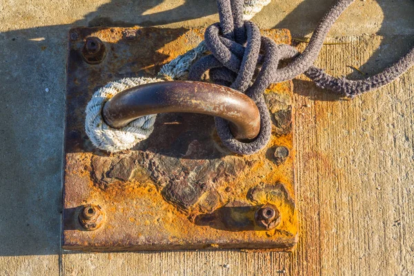 Anillo Amarre Del Barco Con Cuerda Luz Del Sol Mañana —  Fotos de Stock