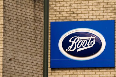 Bournemouth İngiltere'de 25 Şubat 2018 Boots kimyager duvara imzalamak.