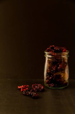 Düşük yaktı, kopya alanı ile güneş kurutulmuş domates kavanoz içinde ve yüzeyinde siyah alan.