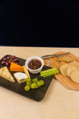 Peygamberli, tabağı, peynir, kırmızı Leicester, stilton, çedar, camembert, üzüm, kereviz, turşu veya Hint turşusu ve bisküvi. İle boşaltmak.