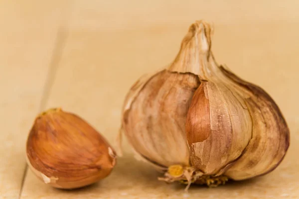 Makro Vitlök Lampa Blek Bakgrund Kryddnejlika Fristående — Stockfoto