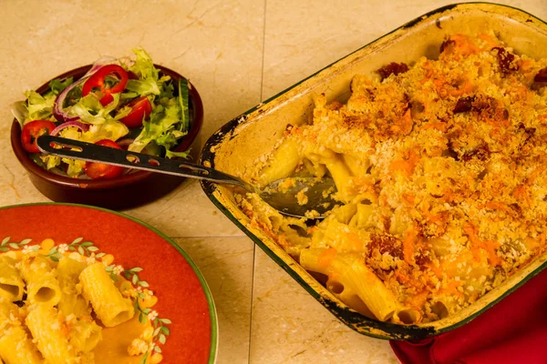 Macarrão Queijo Pronto Para Servir Prato Torta Com Salada Lateral — Fotografia de Stock