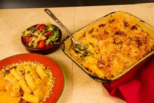 Macarrão Queijo Pronto Para Servir Prato Torta Com Salada Lateral — Fotografia de Stock