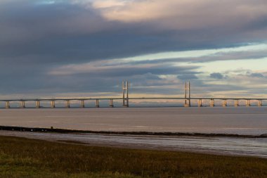 İkinci crossing, Bristol kanal veya River Severn Haliç arasında İngiltere ve Galler, Birleşik Krallık üzerinde M4 otoyolu taşır köprü Severn. 