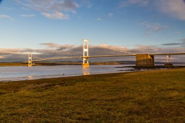 Eski Severn Crossing (Pont Hafren Galce) İngiltere'den Severn ve Wye Galler'e nehirleri arasında haçlar Köprüsü. Sabah güneşi.