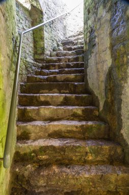 Taş merdiven yukarı kale