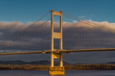 Eski Severn Crossing (Pont Hafren Galce) İngiltere'den Severn ve Wye Galler'e nehirleri arasında haçlar Köprüsü. Sabah güneşi.