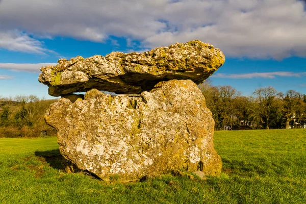 St Lythans mezar odası, gwal-y-filiast, adı da verilen uzun cairn odalı. Güney Galler, Birleşik Krallık.