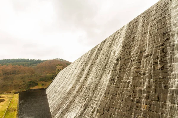 Eau Descend Cascade Barrage Derwent Réservoir Ladybower Près Sheffield Dans — Photo