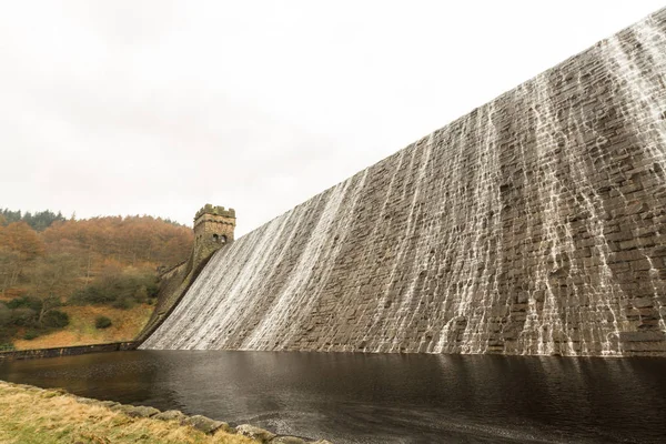 Вода Стекает Вниз Дервентской Плотине Водохранилищу Ледибоуэр Sheffield Peak District — стоковое фото