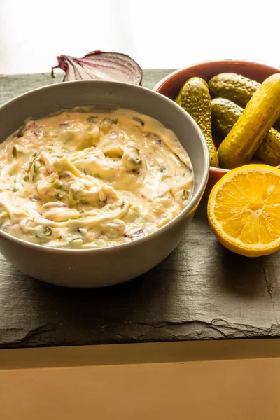 Hausgemachte Tatarensauce Grauer Schüssel Mit Gurken Zitrone Und Zwiebeln — Stockfoto