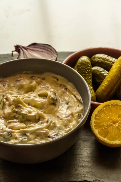 Hausgemachte Tatarensauce Grauer Schüssel Mit Gurken Zitrone Und Zwiebeln — Stockfoto