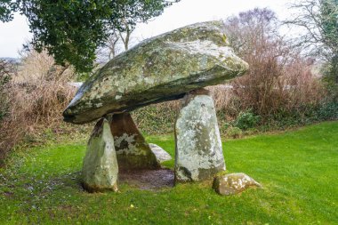 Carreg Coetan Arthur Neolitik mezarı büyük capstone. Newport, Pembrokeshire, Galler, Birleşik Krallık
