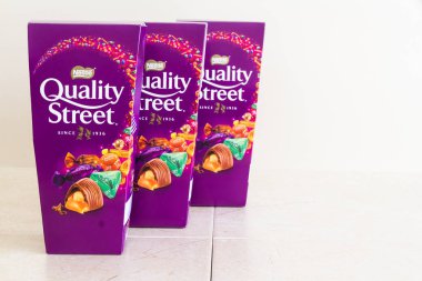 Nestle Kalite Sokağı tatlılar, boşaltmak İngiltere 15 Haziran 2018 Bournemouth ile üç karton açıklayıcı yazı işleri