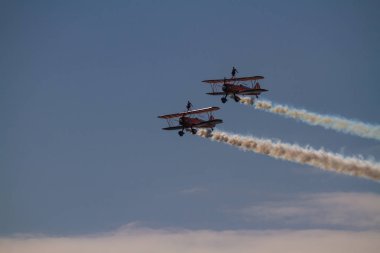 Bournemouth üzerinde 2 Eylül 2018 Bournemouth İngiltere Bournemouth Hava Festivali 2018 Aero Superbatics Wingwalkers iki areoplanes.