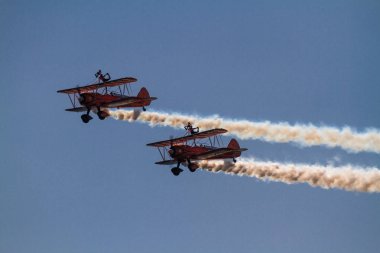 Bournemouth üzerinde 2 Eylül 2018 Bournemouth İngiltere Bournemouth Hava Festivali 2018 Aero Superbatics Wingwalkers iki areoplanes.