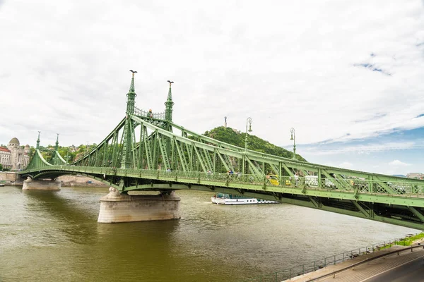 Budapest Hungría Abril Liberty Freedom Bridge River Danube Copyspace Abril —  Fotos de Stock