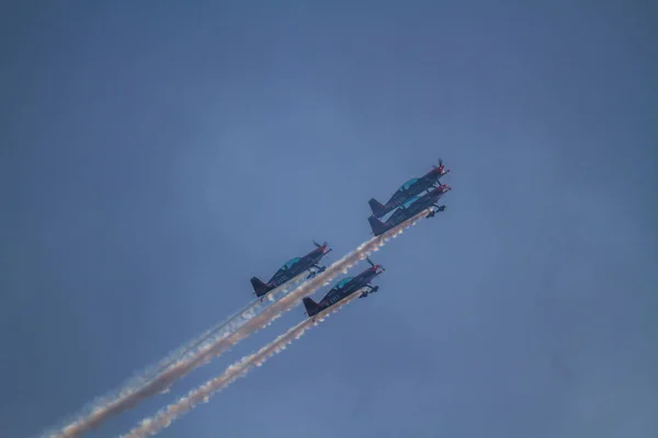 ボーンマスのイギリス ボーンマスの航空祭の 2018 ブレード表示チームは ボーンマスの 2018 日の飛行機を表示します — ストック写真