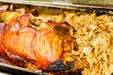 Pişmiş domuz domuz rostosu hizmet için hazır.