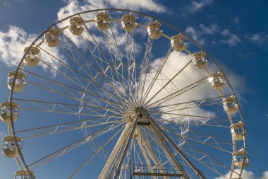 büyük beyaz dönme dolap mavi gökyüzü.