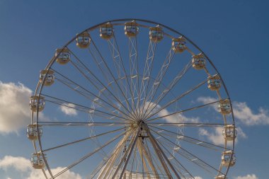 büyük beyaz dönme dolap mavi gökyüzü.