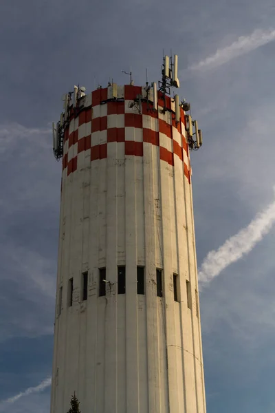 Водонапорная Башня Венгрии Сотовыми Передатчиками — стоковое фото