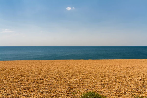 Achtergrond Voorgrond Grind Met Zee Blauwe Lucht Wolken Het Chesil — Stockfoto