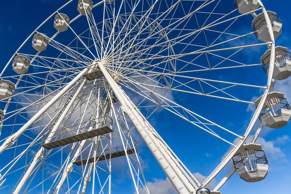 Gran Rueda Hurón Blanco Contra Cielo Azul Imagen de stock