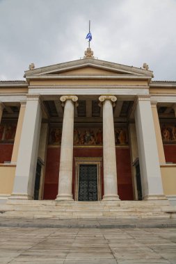 Atina Merkez Binası Üniversitesi Ön ayağı sütunları ve kapıları ile.