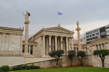Ayağı sütunlarla Academy of Athens bina için cephe rekonstrüksiyon.