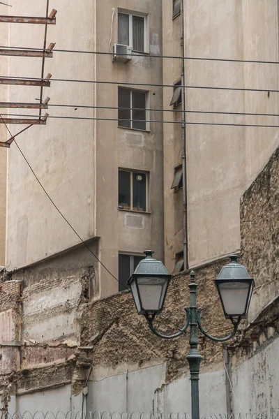 老路灯和混凝土公寓后面作为模仿空间 — 图库照片