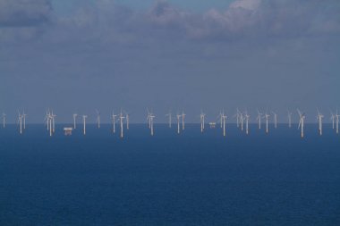 Offshore Rüzgar Türbinleri uzaktan denizde dışarı.