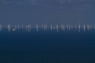 Offshore Rüzgar Türbinleri uzaktan denizde dışarı.