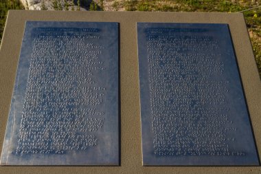 Braille levha İngilizce veya Yunanca.