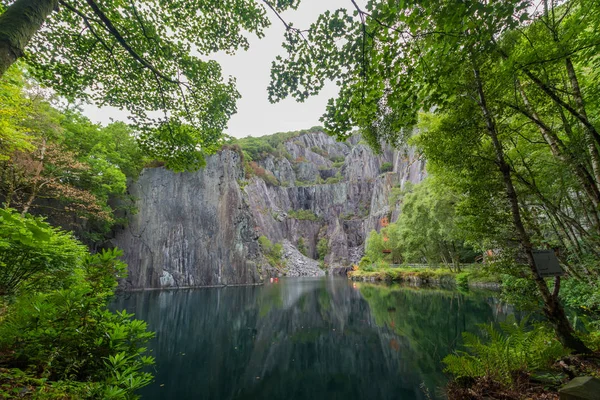 Vivyan Slate Quarry, green lake and reflections — Stock Photo, Image