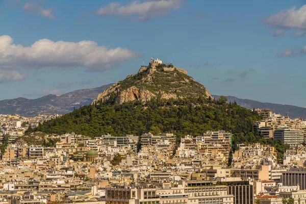 Athener Stadtbild mit Blick auf den Lycabettus-Hügel. — Stockfoto