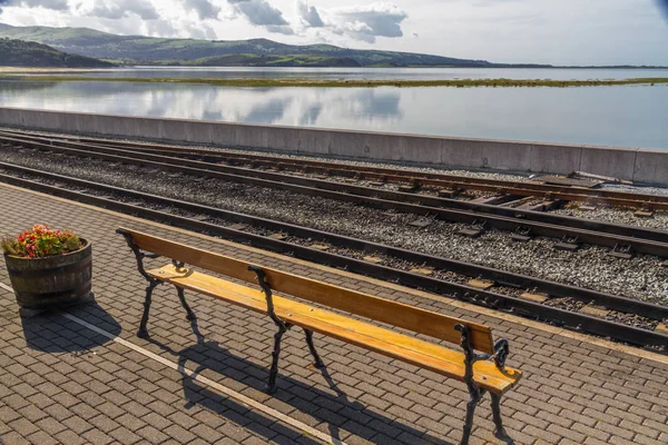 Puerto de Porthmadog con banco y pistas de Ffestiniog Ferrocarril i —  Fotos de Stock