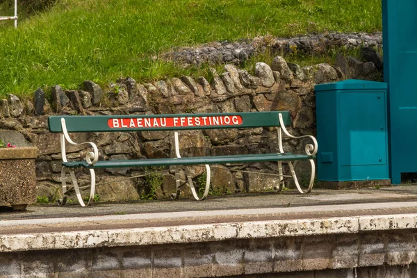 Bench on platform at Bleneau Ffestiniog — Stock Photo, Image