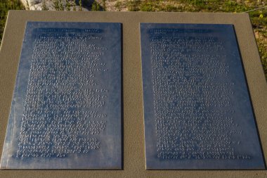 Braille levha İngilizce veya Yunanca.
