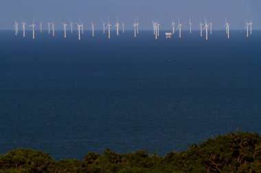 Offshore Rüzgar Türbinleri uzaktan denizde dışarı.