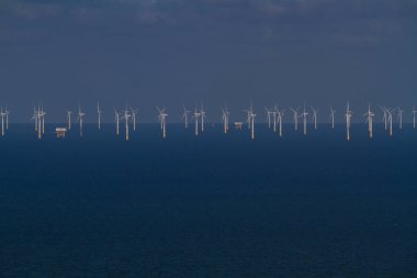 Offshore Rüzgar Türbinleri uzaktan denizde dışarı.
