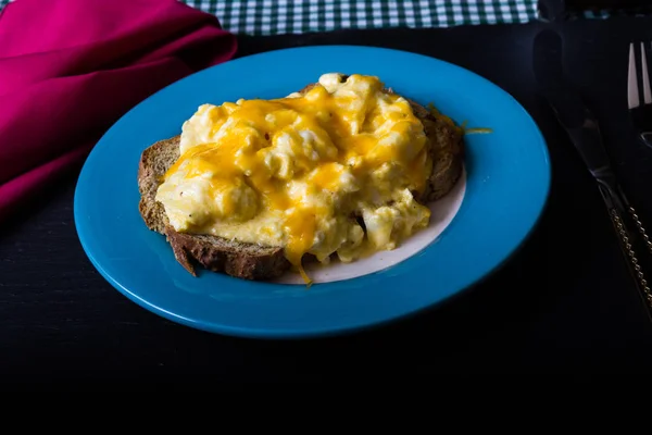 Huevos revueltos con queso rallado — Foto de Stock