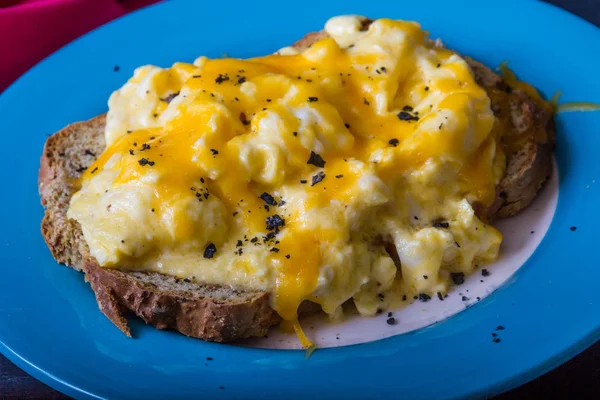 Huevos revueltos con queso rallado, con sal de carbón — Foto de Stock