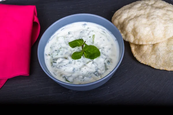 Gurkensalat mit griechischem Joghurt und Minze mit Fladenbrot und — Stockfoto