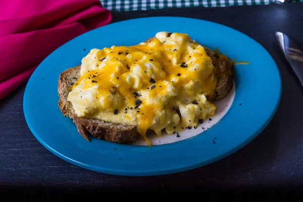 Huevos revueltos con queso rallado, desayuno o almuerzo — Foto de Stock