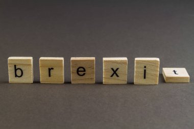 Ahşap mektup blokları yazım Brexit, T düşmüş.