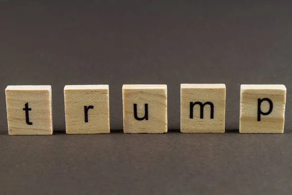 Дерев'яні літери орфографія Трампа, темний фон пейзаж . — стокове фото