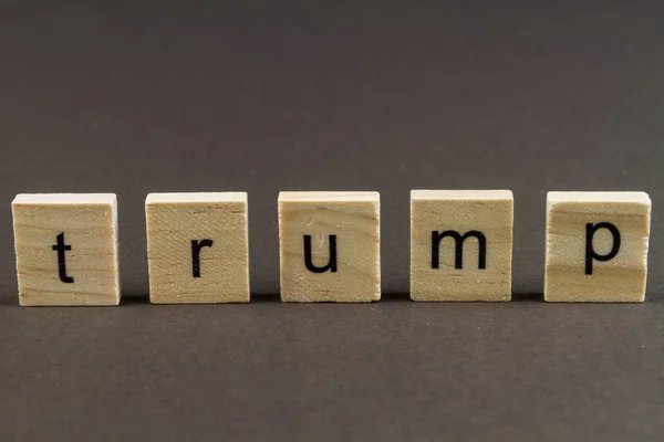 Letras de madera bloques ortografía triunfo, paisaje de fondo oscuro . —  Fotos de Stock