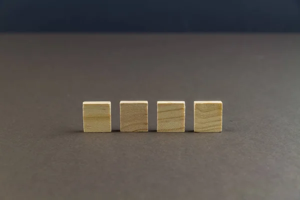 Четыре ребенка деревянные блоки в ряд, пейзаж — стоковое фото